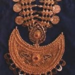 A traditional gold necklace, worn by ladies.